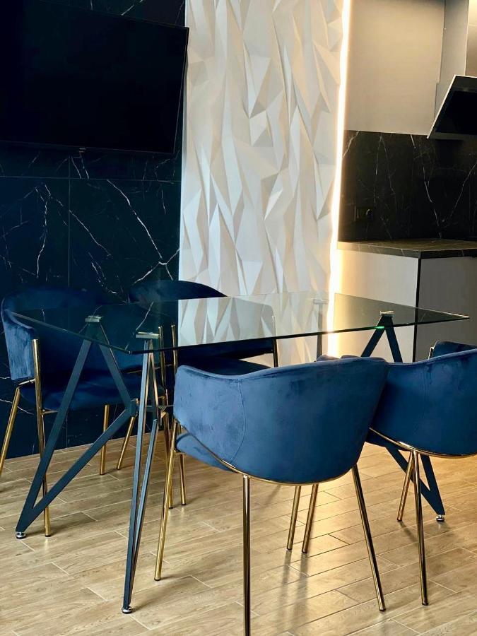 Central Family Boutique Apartments 2 Leopoli Esterno foto