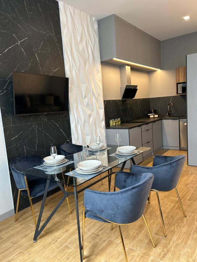 Central Family Boutique Apartments 2 Leopoli Esterno foto