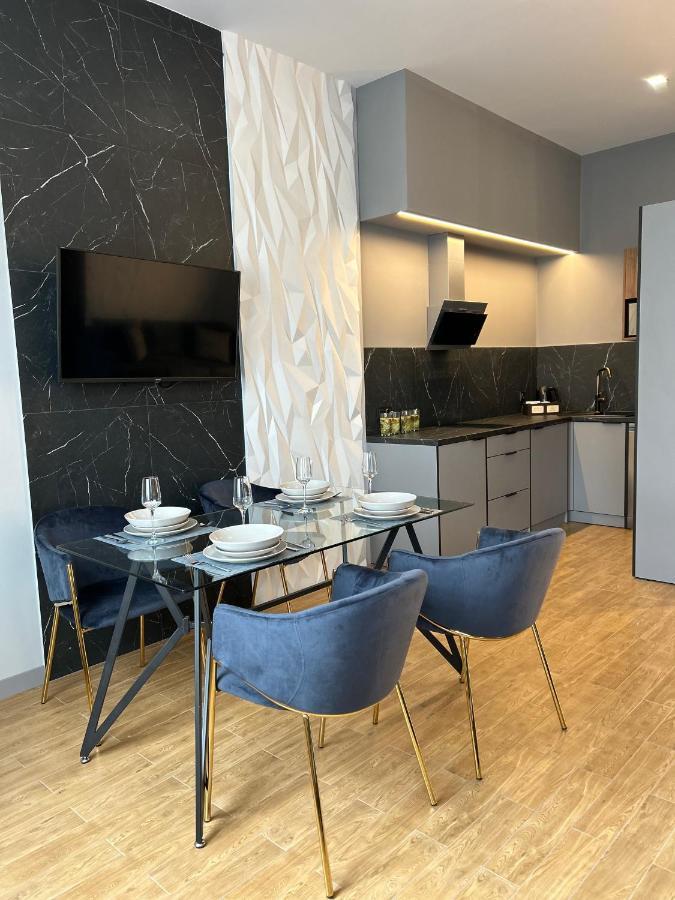 Central Family Boutique Apartments 2 Leopoli Esterno foto