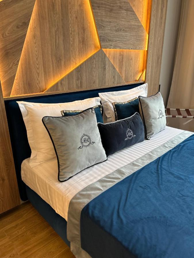 Central Family Boutique Apartments 2 Leopoli Esterno foto